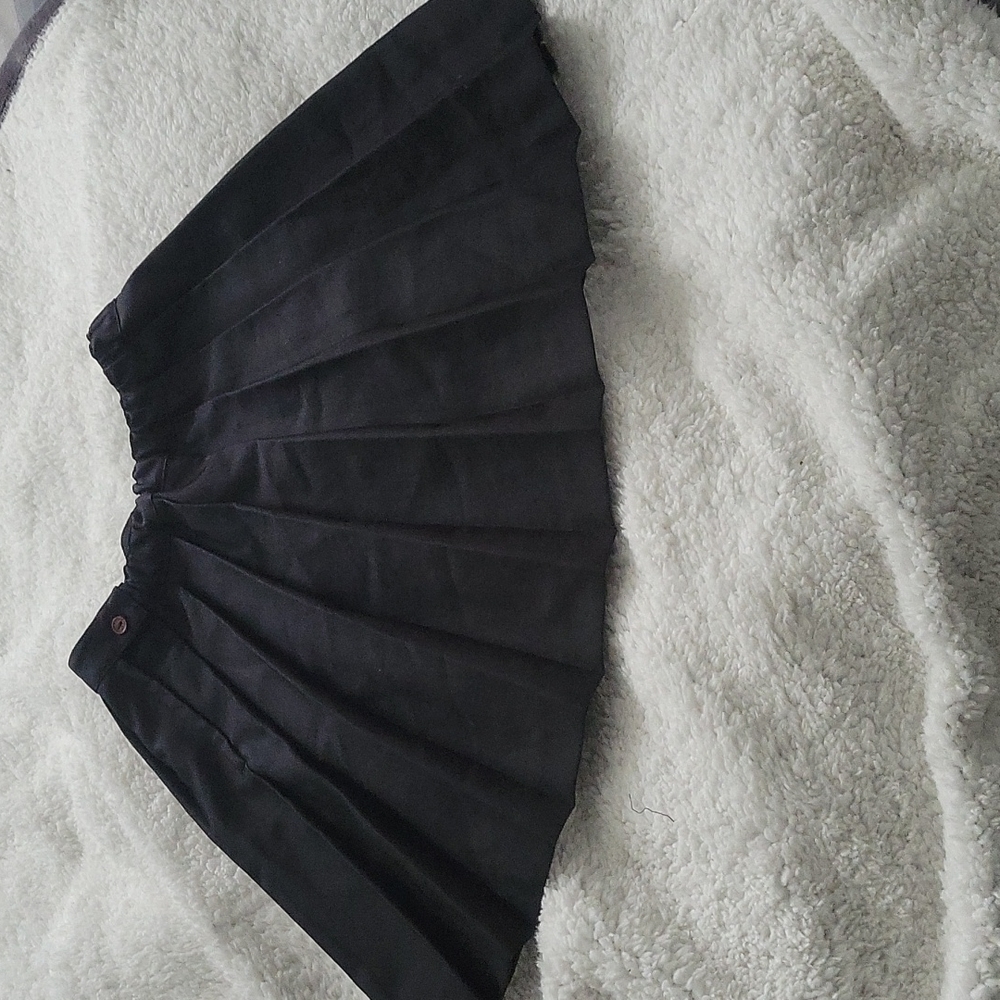 Pleated black skirt